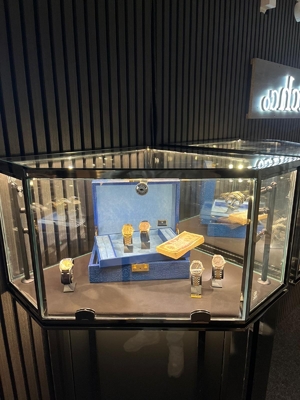 Special Combination Desk Jewelry Display Showcase with Lockable LED Lighting